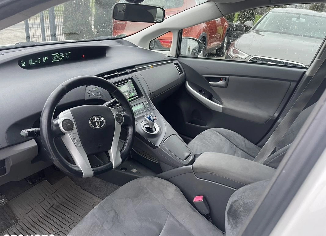 Toyota Prius cena 28900 przebieg: 300000, rok produkcji 2010 z Izbica Kujawska małe 56